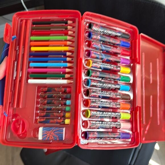 🎉1 hr sale🎉Disney Art kit Case - Picture 1 of 7